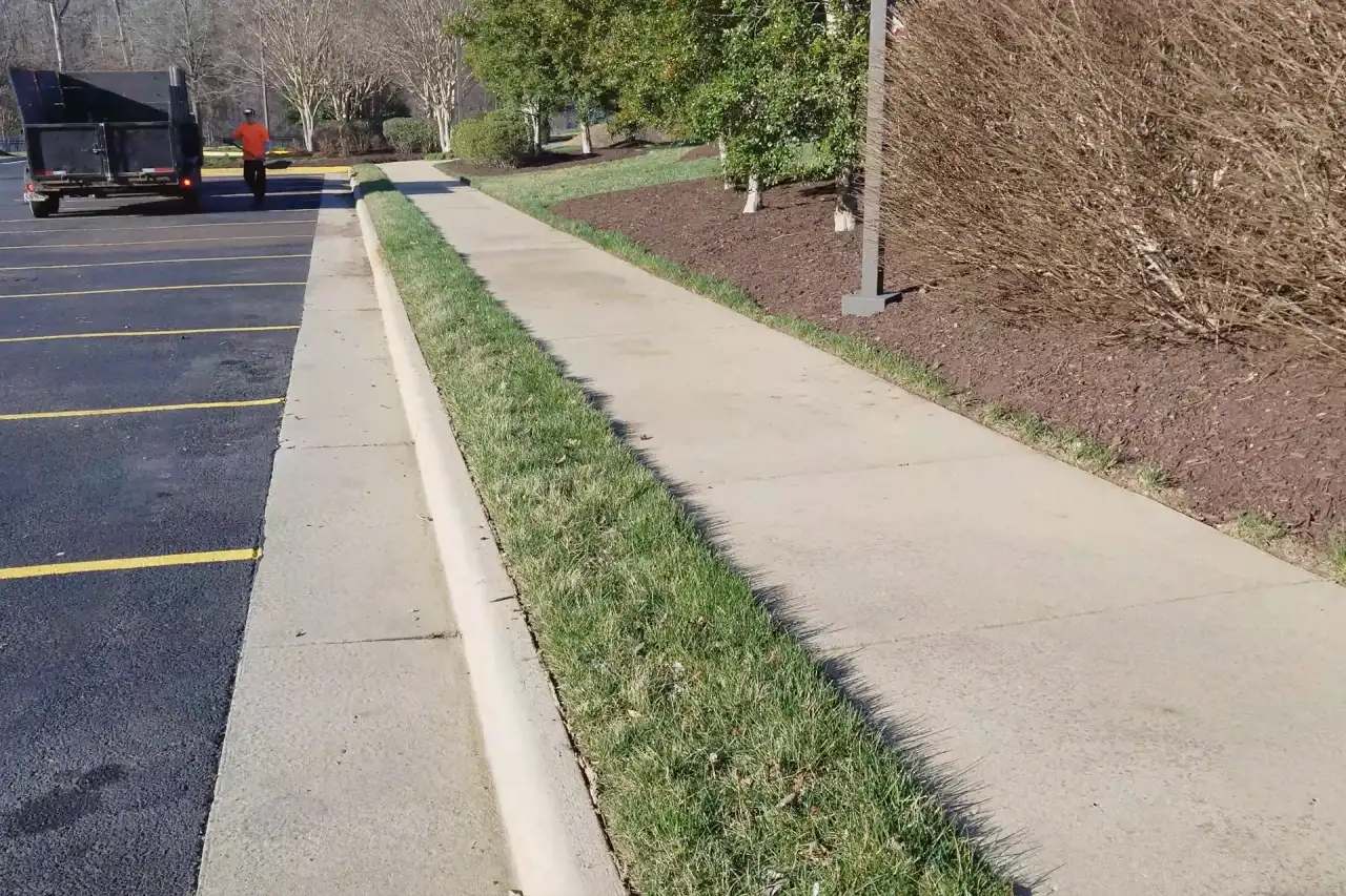 Lawn and landscape bed mulch installation in Richmond VA